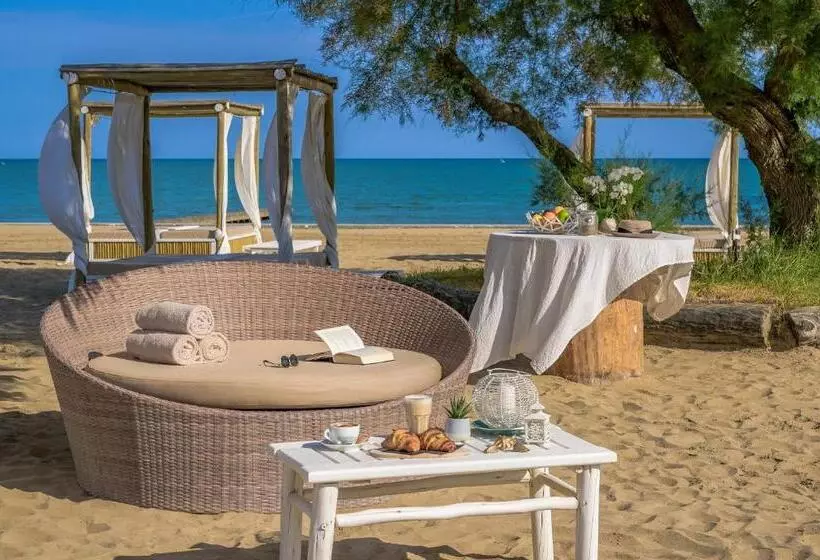 هتل Pareus Beach Resort