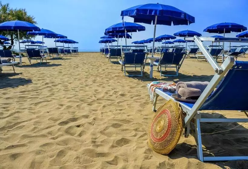 هتل Pareus Beach Resort