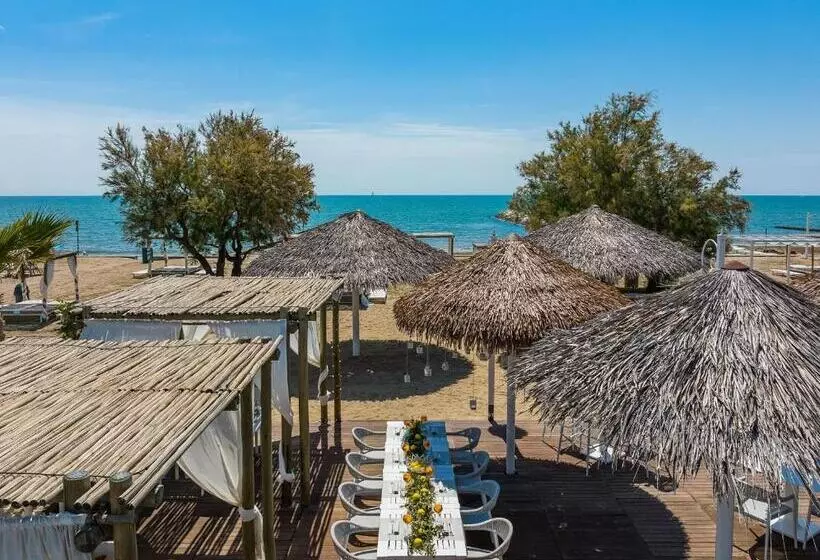هتل Pareus Beach Resort