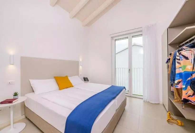 هتل Pareus Beach Resort