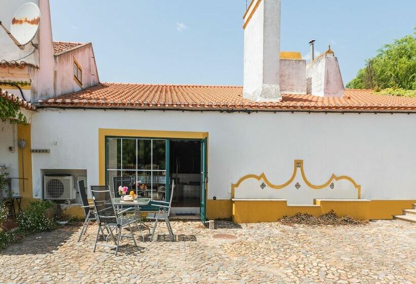 ホテル House Is Located On A Corner