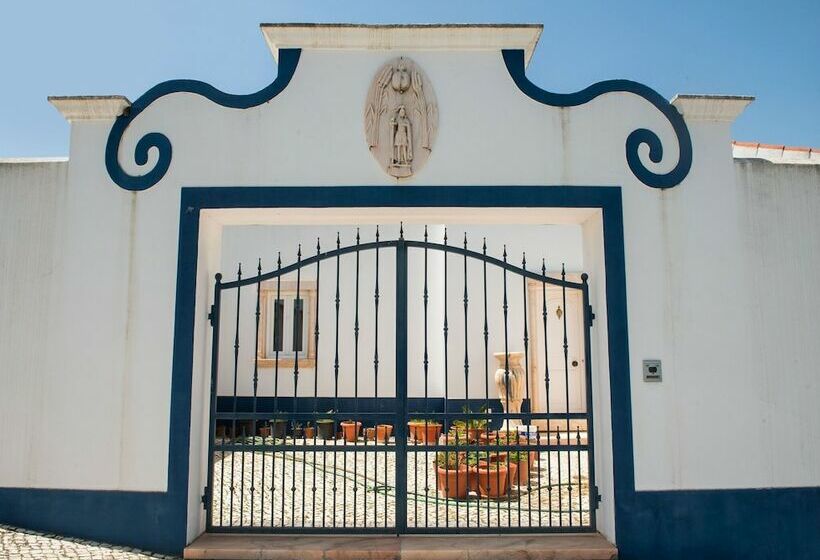 ホテル House Is Located On A Corner