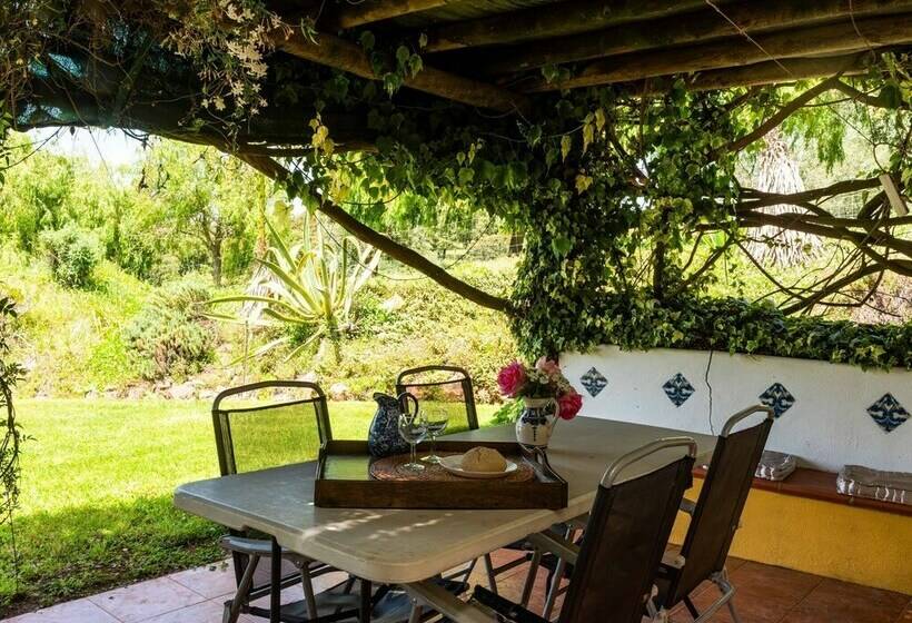 ホテル House Is Located On A Corner