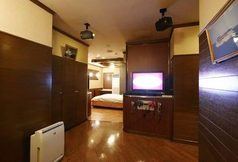 Hotelli Rr   Adults Only