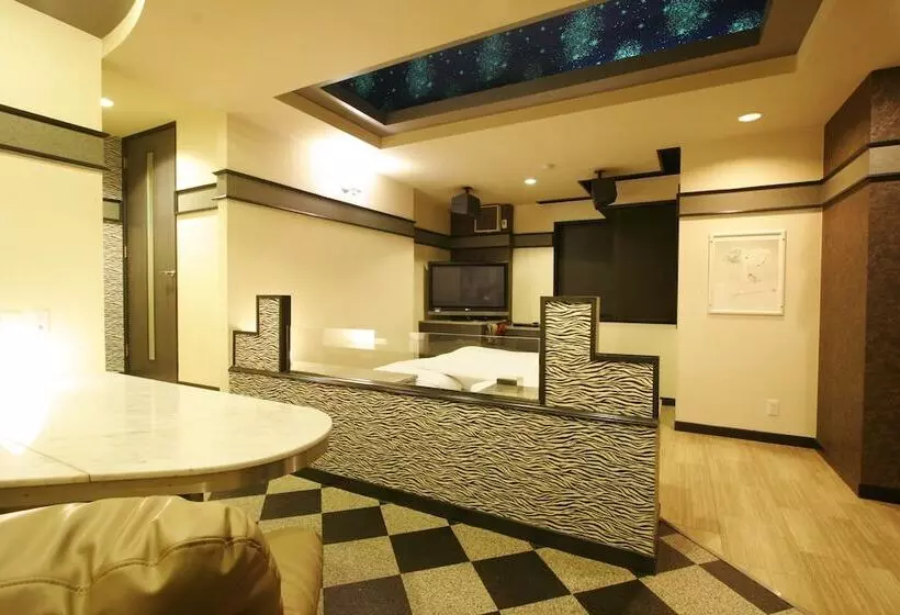 Hotelli Rr   Adults Only