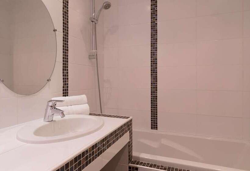 Отель Hôtel Restaurant Les Coquelicots, The Originals Relais