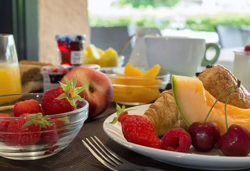 Отель Hôtel Restaurant Les Coquelicots, The Originals Relais