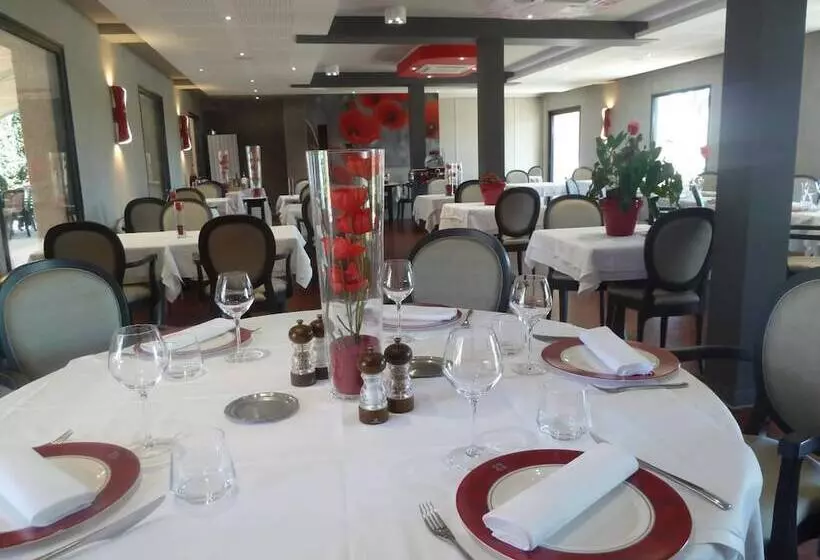 Отель Hôtel Restaurant Les Coquelicots, The Originals Relais