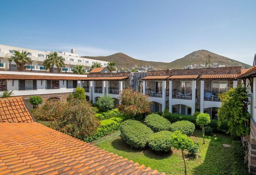 فندق Tiana Beach Resort   All Inclusive