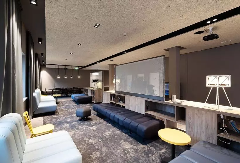 هتل a&o Berlin Hauptbahnhof