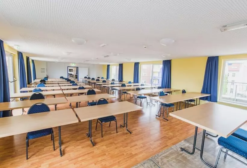 هتل a&o Berlin Hauptbahnhof