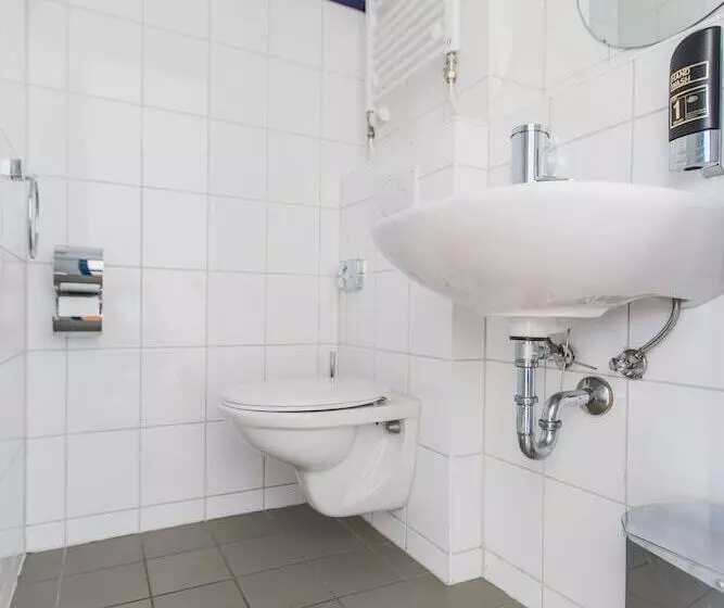 هتل a&o Berlin Hauptbahnhof