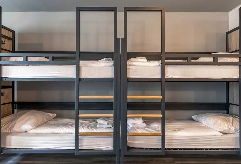 هتل a&o Berlin Hauptbahnhof