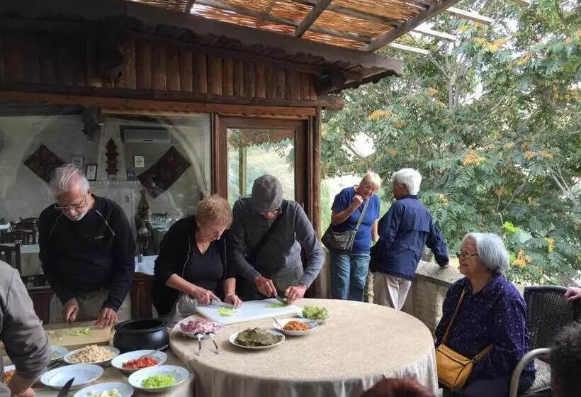 هتل Aravan Evi