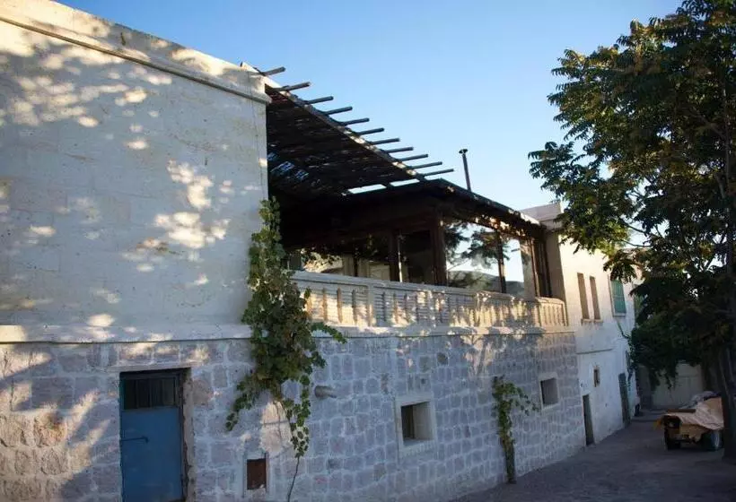 هتل Aravan Evi