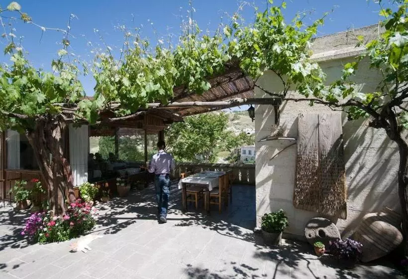 هتل Aravan Evi