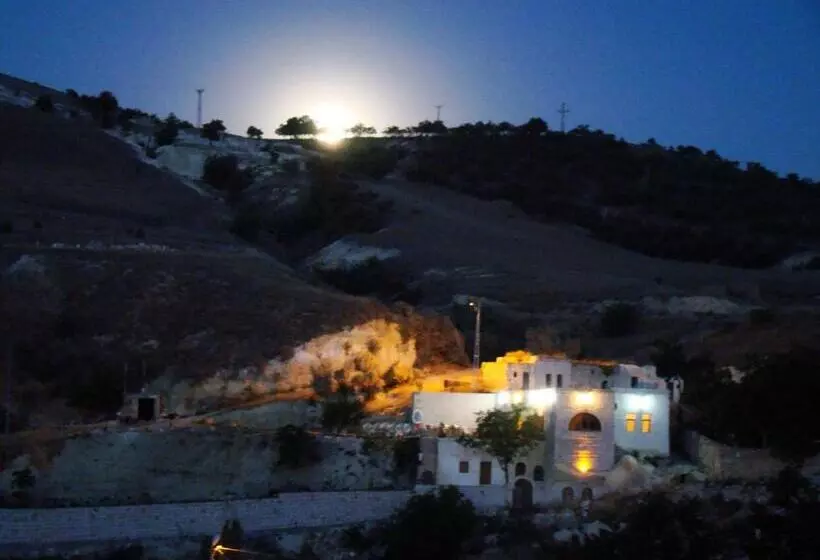 هتل Aravan Evi