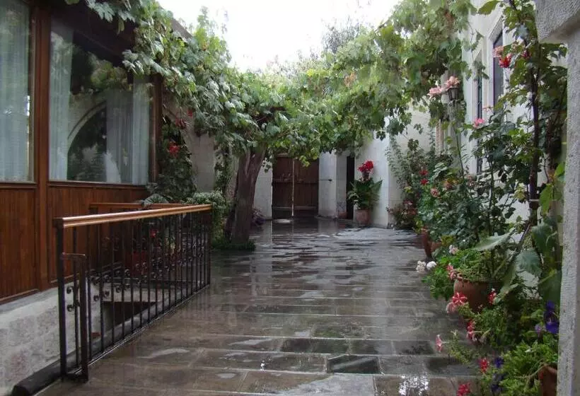 هتل Aravan Evi