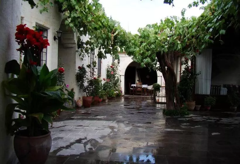 هتل Aravan Evi
