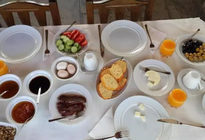 هتل Aravan Evi