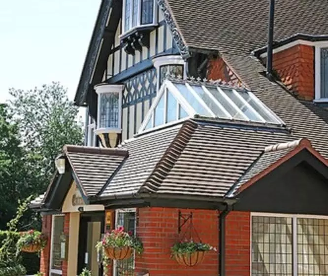 De Rougemont Manor Hotel & Suites