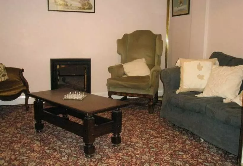 בית מלון כפרי Langham Court