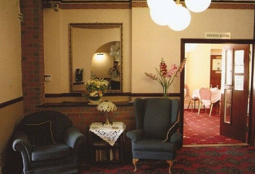 בית מלון כפרי Langham Court