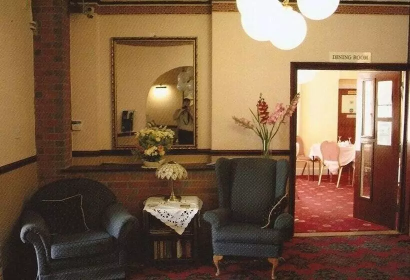 בית מלון כפרי Langham Court