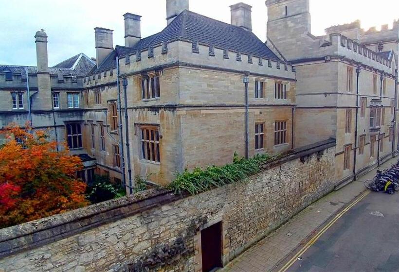 فندق Tower House Guest House