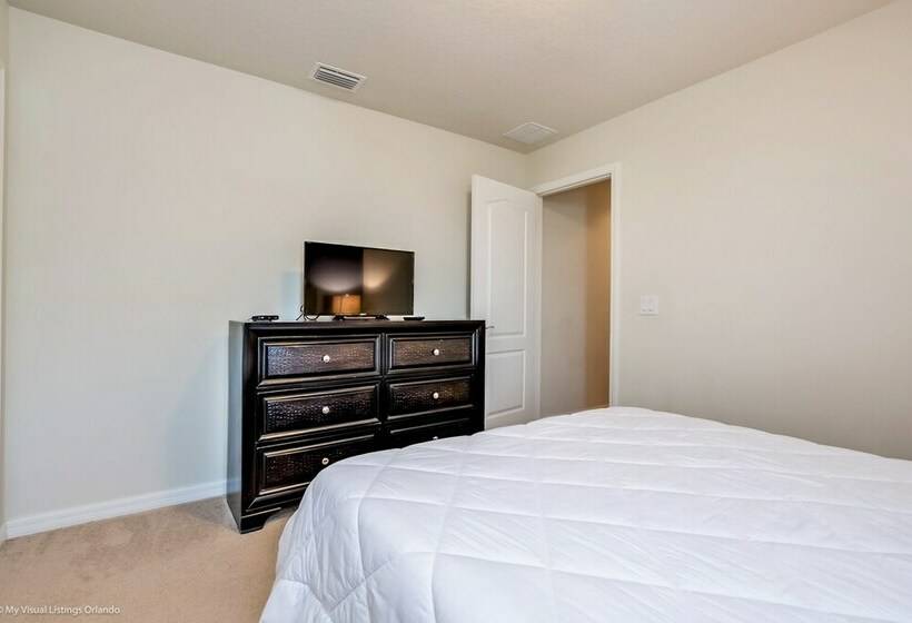 8 Bed Villa With Games, Pool & Spa