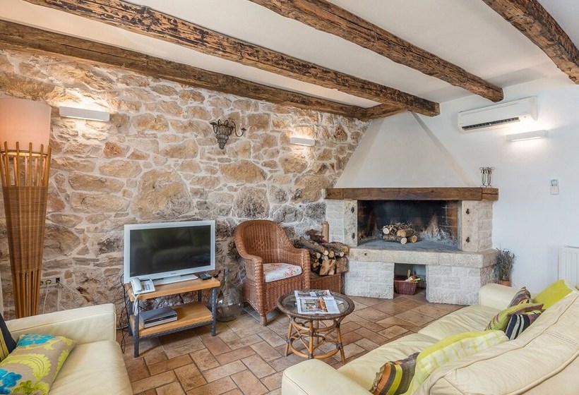 A Spacious Stone House With Heated Infinitypool, Only 20 Min. To The Sea