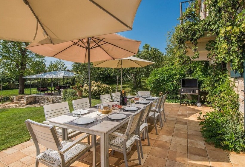 A Spacious Stone House With Heated Infinitypool, Only 20 Min. To The Sea