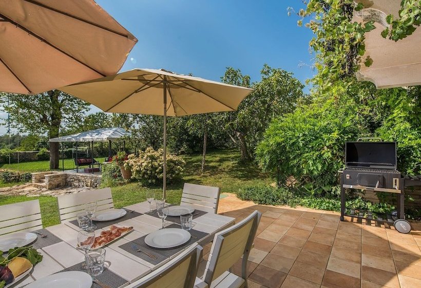 A Spacious Stone House With Heated Infinitypool, Only 20 Min. To The Sea