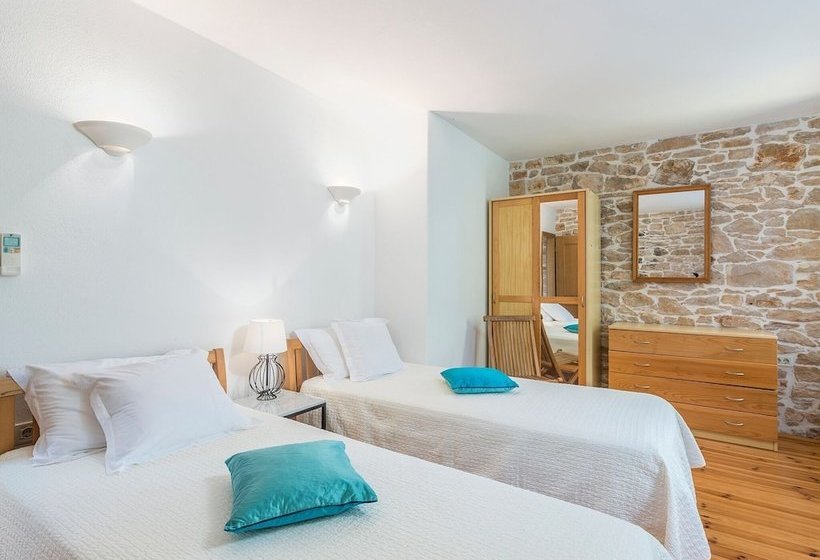 A Spacious Stone House With Heated Infinitypool, Only 20 Min. To The Sea