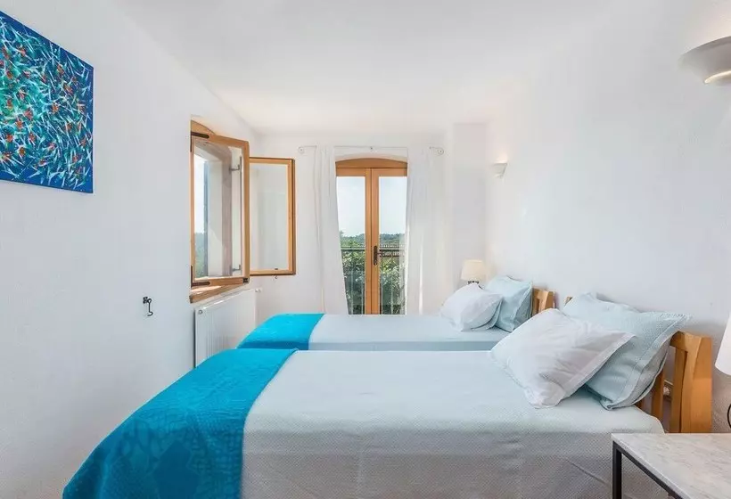 A Spacious Stone House With Heated Infinitypool, Only 20 Min. To The Sea