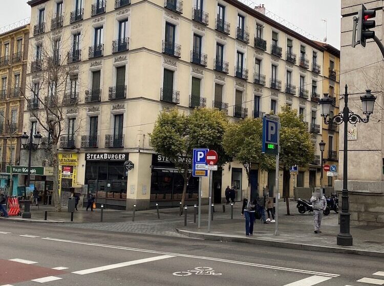 مسافرخانه Uma Suites Atocha