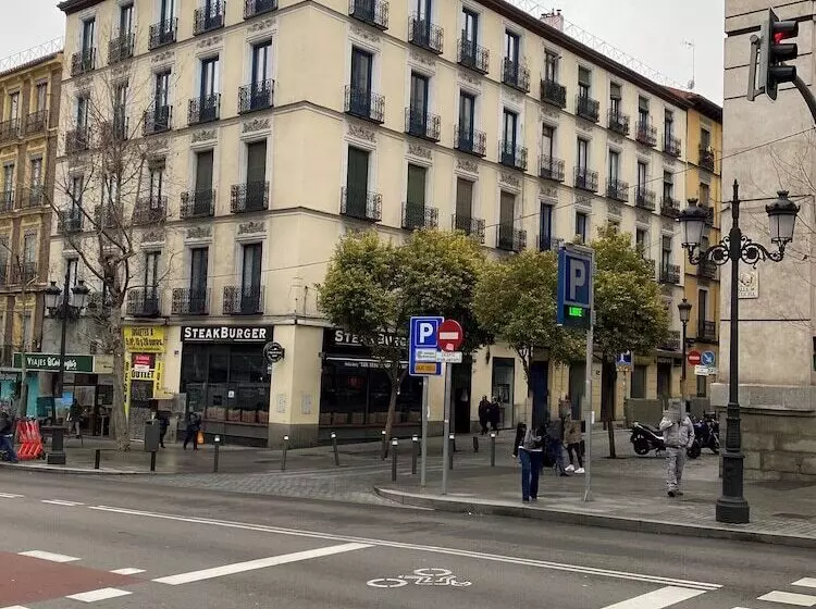 مسافرخانه Uma Suites Atocha