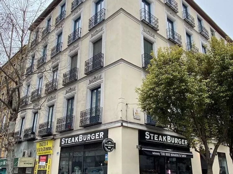 مسافرخانه Uma Suites Atocha