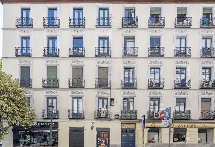 مسافرخانه Uma Suites Atocha