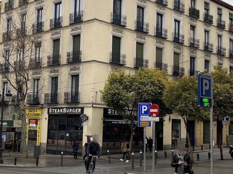 مسافرخانه Uma Suites Atocha