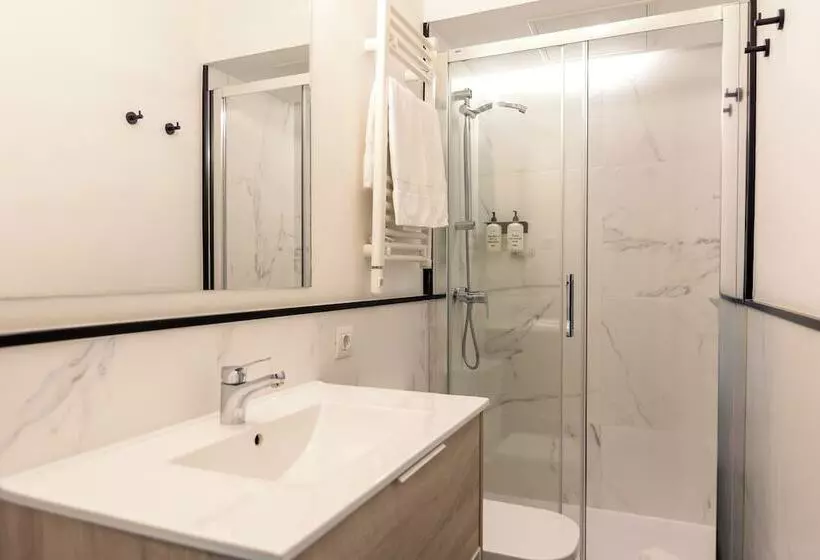 مسافرخانه Uma Suites Atocha
