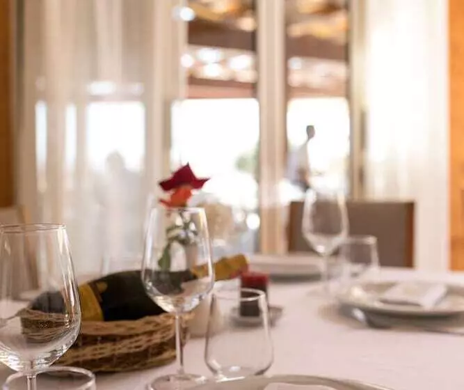 ホテル Kompleksi Royal