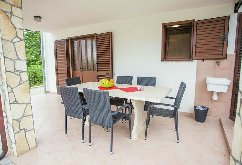 Relaxing Villa With Pool And Garden For Six Persons In Central Istria
