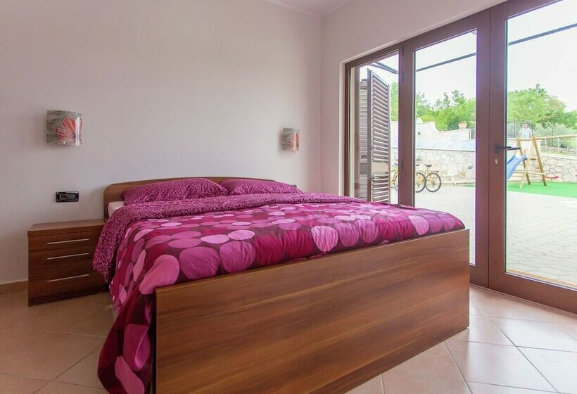 Relaxing Villa With Pool And Garden For Six Persons In Central Istria