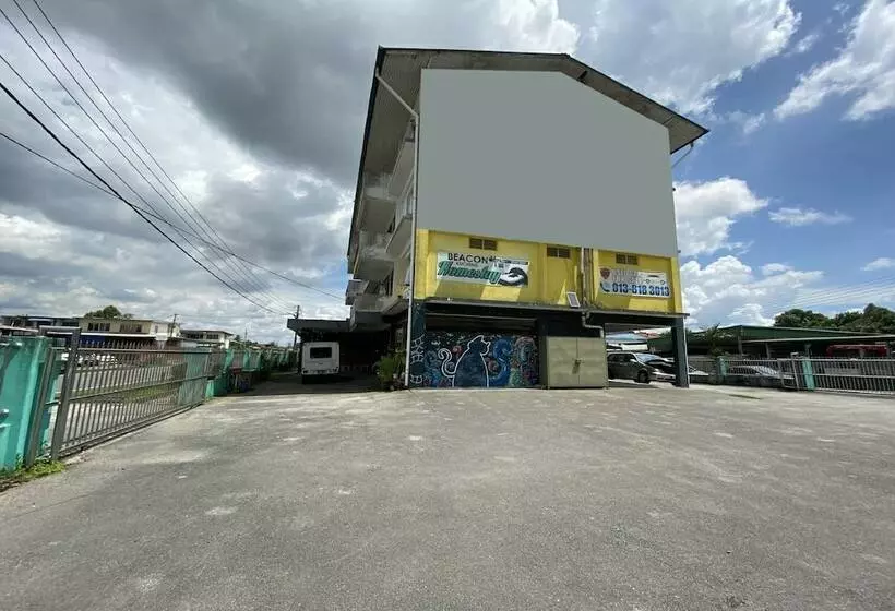هتل Oyo 90295 Beacon Homestay Kuching