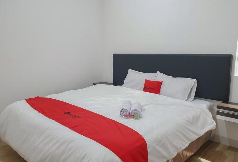 בית מלון כפרי Reddoorz Near Istana Plaza 3