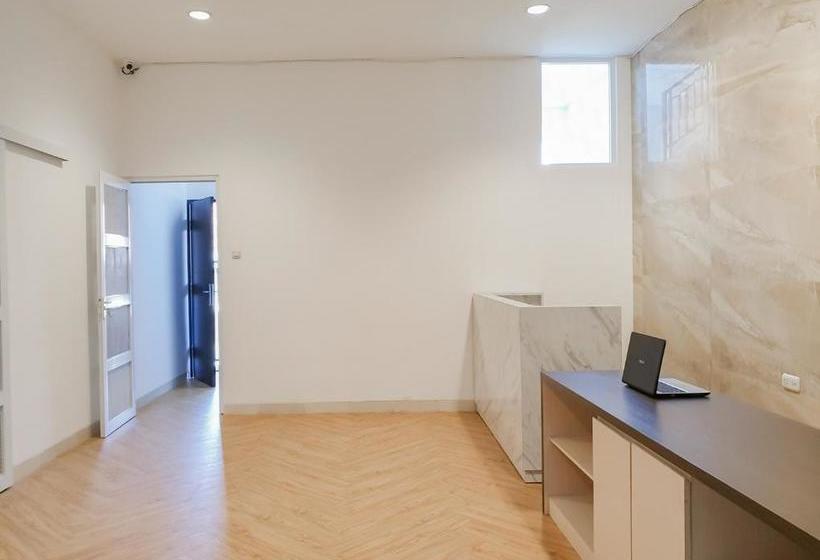 בית מלון כפרי Reddoorz Near Istana Plaza 3