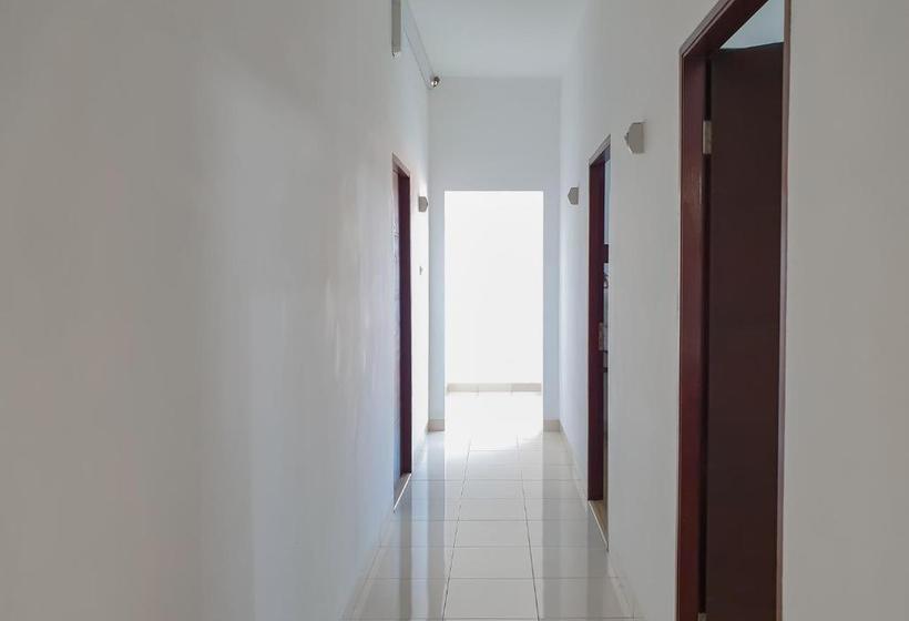 בית מלון כפרי Reddoorz Near Istana Plaza 3