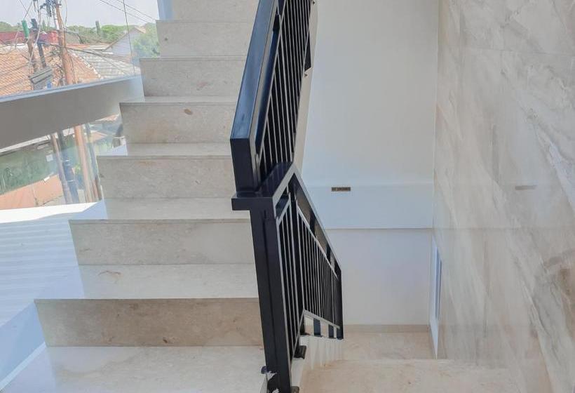 בית מלון כפרי Reddoorz Near Istana Plaza 3