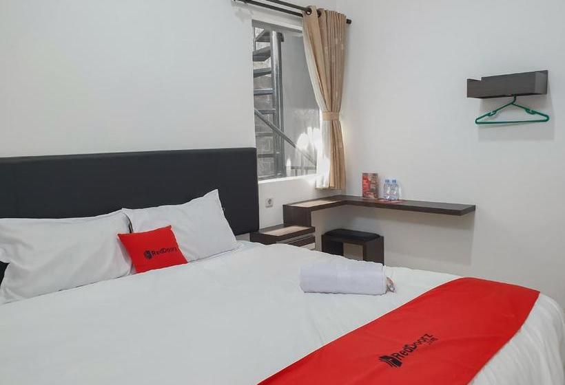 בית מלון כפרי Reddoorz Near Istana Plaza 3